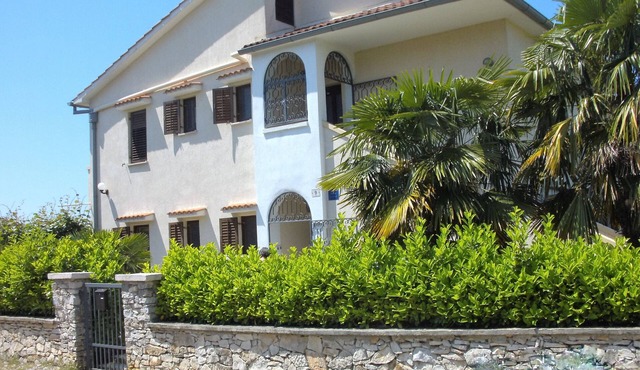 Spacious apartment with sea views and air conditioning
