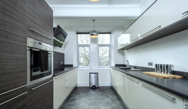 Spacious Apartment, 10 mins drive to Clifton