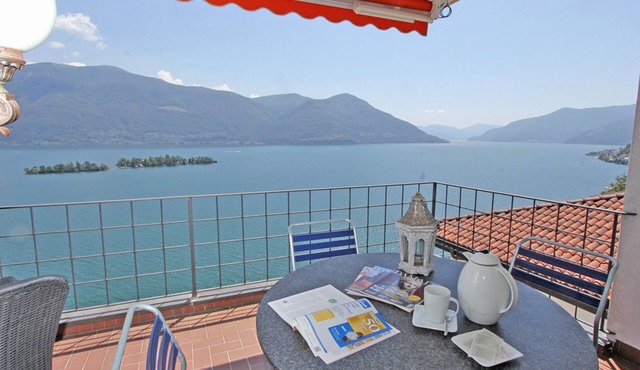 Spacious apartment with magnificent panoramic views of the Brissago Islands