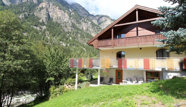 Spacious Apartment in St Niklaus near Mattertal Ski Area