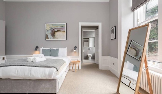 Spacious Apartment close to Princes Street