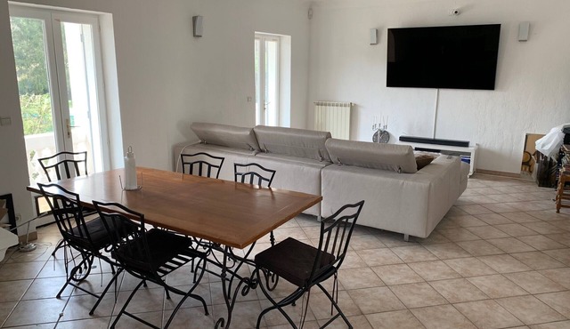 SPACIOUS APARTMENT CLOSE TO ALL AMENITIES