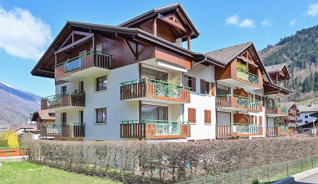 Spacious Apartment for 6 – Lake, Ski-in/Ski-out, Balcony & Wi-Fi