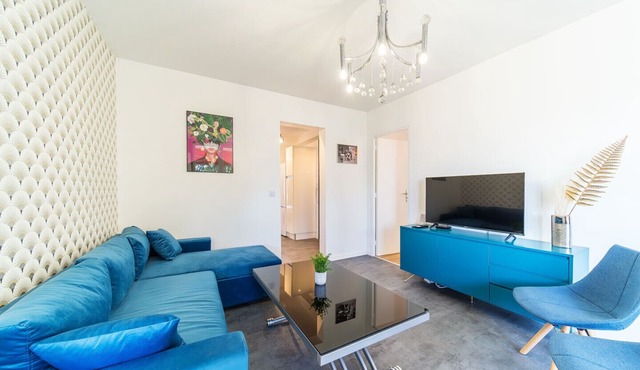 Spacious Apartment for 8 with Balcony in Bron