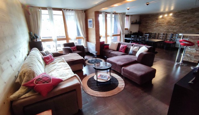 Spacious Apartment for 9 with South-Facing Balcony, 150m from Ski Slopes, Near Station Center