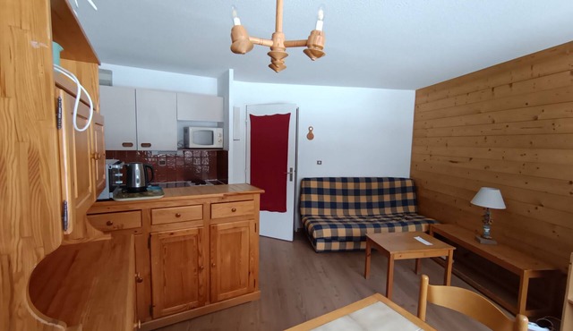 Spacious apartment on slopes, sleeps 4-6, nice view