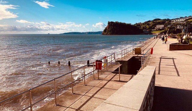 Spacious apartment, ideal for a family or two couples based in the town centre.