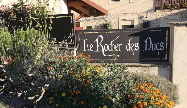 Spacious apartment in old farmhouse, 2 bedrooms, 2 shower rooms, sleeps 6