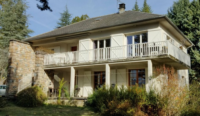 Spacious apartment in a large house in Moulis