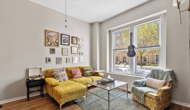 Spacious apartment in awesome Chicago with WiFi, AC- 4 Bedrooms