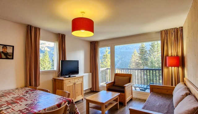 Spacious apartment in center, balcony, covered parking