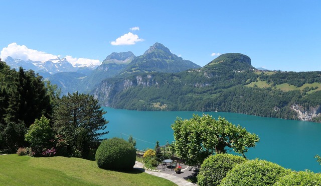 Spacious apartment in a unique location directly above Lake Lucerne