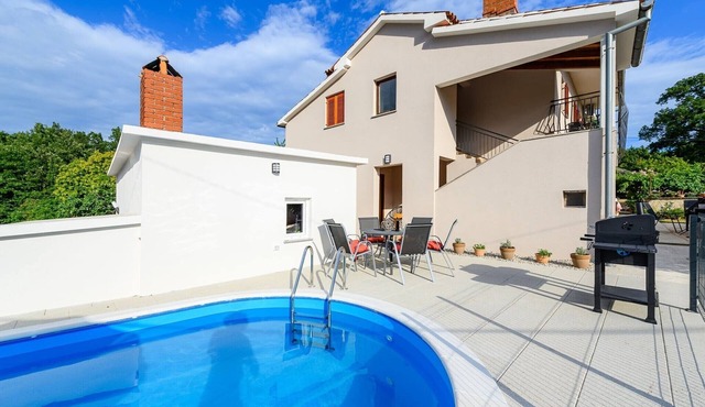Spacious Apartment in Markoci