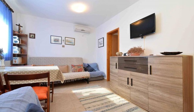 Spacious apartment in Murter