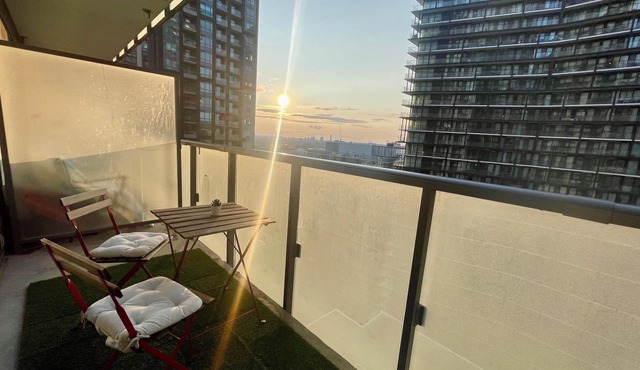 Spacious apartment in the heart of Toronto! Close to historic & touristic sites.