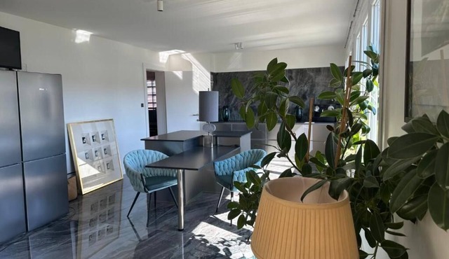 Spacious apartment in the center of town, sleeps 6, 3 bedrooms, 3 bathrooms, superb view of the castle.