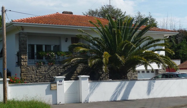 Spacious apartment in villa with large private garden and terrace near the sea