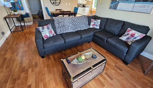 Spacious apartment minutes to downtown with lots of parking