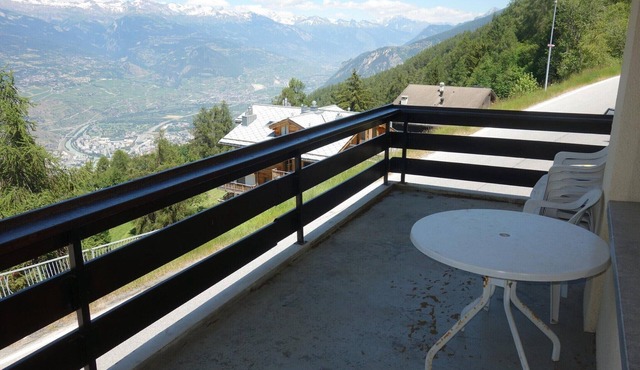 Spacious apartment near cable car