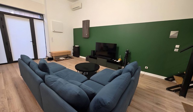 Spacious Apartment Near the Old Port with Wi-Fi and Air Conditioning