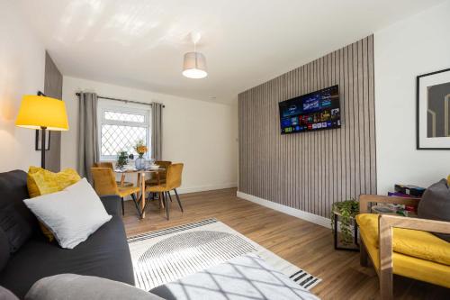 Spacious Apartment near MCR Airport