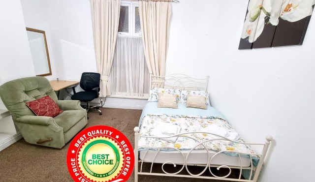 Spacious Apartment Near Rochdale Centre Train Tram Bus Free Parking Fast Wi-Fi