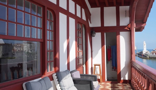 Spacious apartment on the port. Wide ocean views. Everything within walking distance