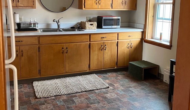 Spacious Apartment on the Diamond