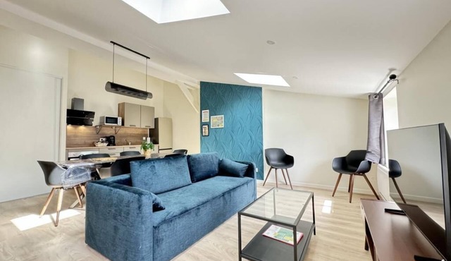 Spacious apartment sleeps 8 in the center of Riom