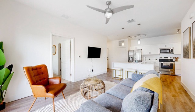 Spacious apartment with washer & dryer, private balcony, WiFi and pool