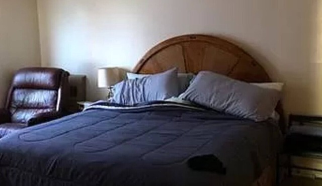 spacious apartment. clean & updated Quiet neighborhood near downtown Lincolnpark