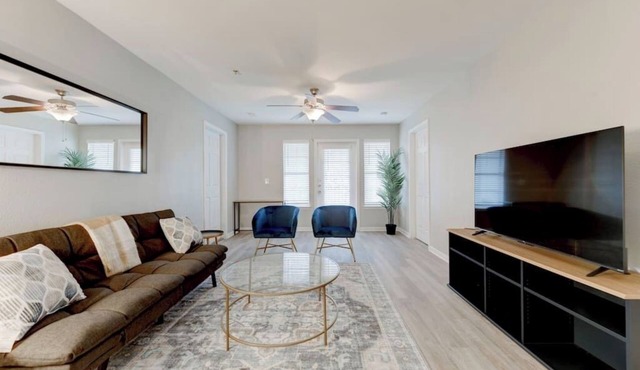 Spacious apartment w/pool, patio & BBQ
