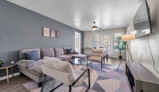 Spacious apartment w/pool & hot tub