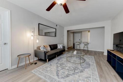 Spacious apartment w pool hot tub & pet-friendly