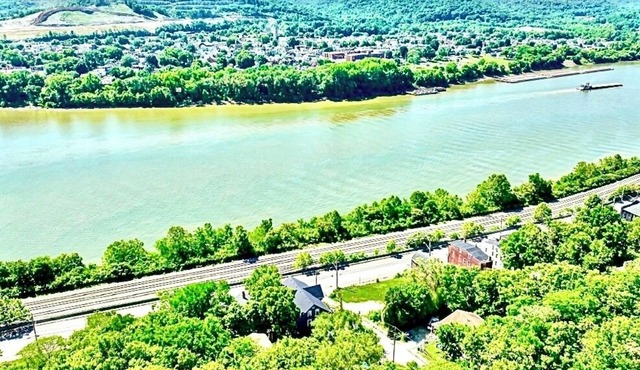 Spacious Apartment with Amazing views of Ohio River!
