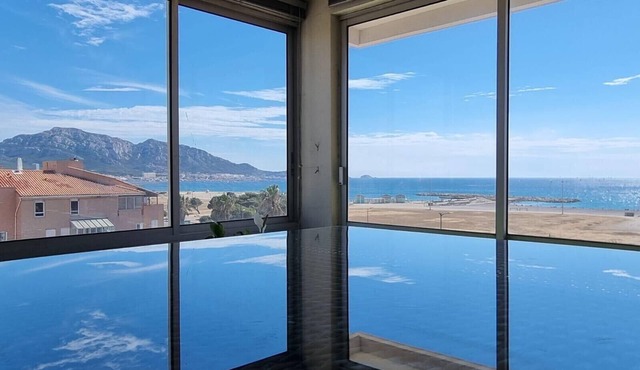 Spacious apartment with panoramic sea view & parking