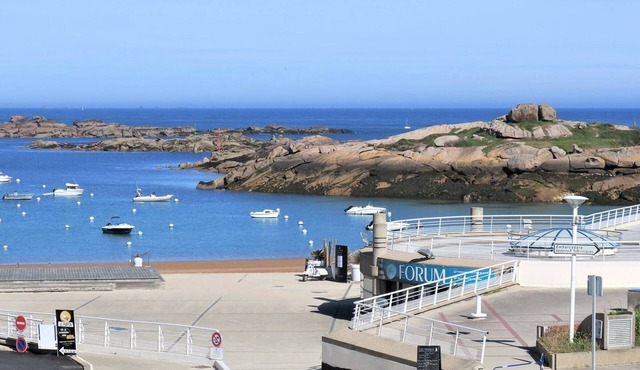 Spacious apartment with WIFI and parking in Trégastel, near the beach