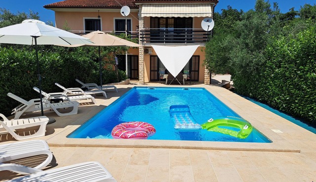 Spacious apartment with big pool close to Pula