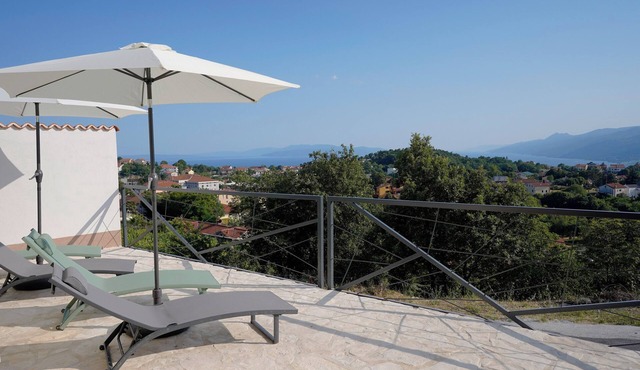 Spacious apartment with 2 bedrooms and sea view near Opatija