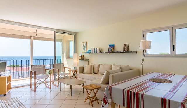 Spacious apartment with lagoon view, beach access, parking included