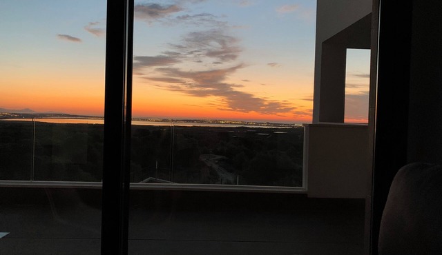 Spacious apartment with magnificent views of Lac Rose and the Mediterranean Sea