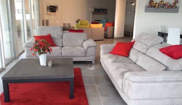 Spacious apartment with terrace and unique bay view at 3 minutes from the beach.