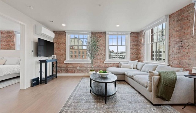 Spacious Apartment with King Beds! J&K on Main