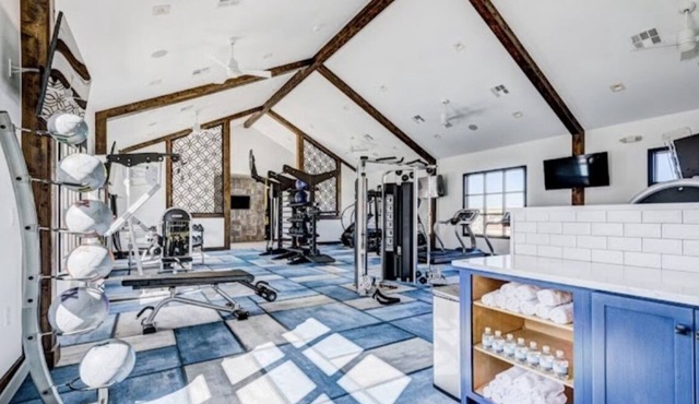 Spacious apartment with lovely pool and gym
