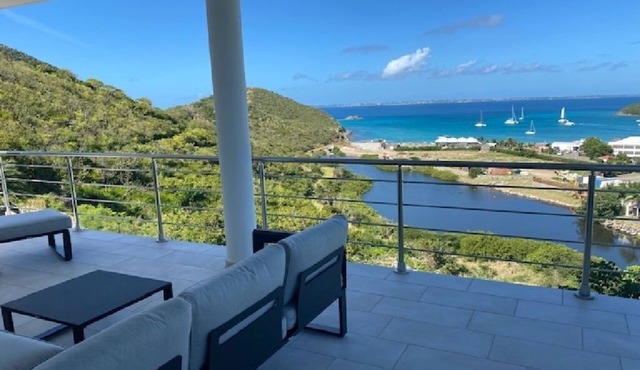 Spacious appartment facing the sea E