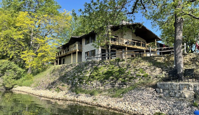 Spacious Apple Canyon Lake home - just minutes from Galena, Illinois