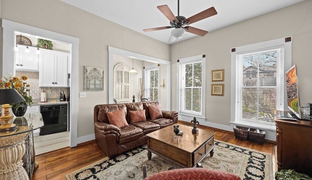 Spacious apt near Churchill Downs for KY Derby!