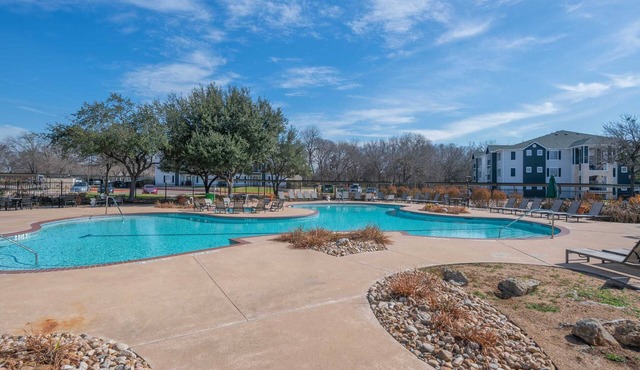 Spacious apt w/pool, hot tub & gym