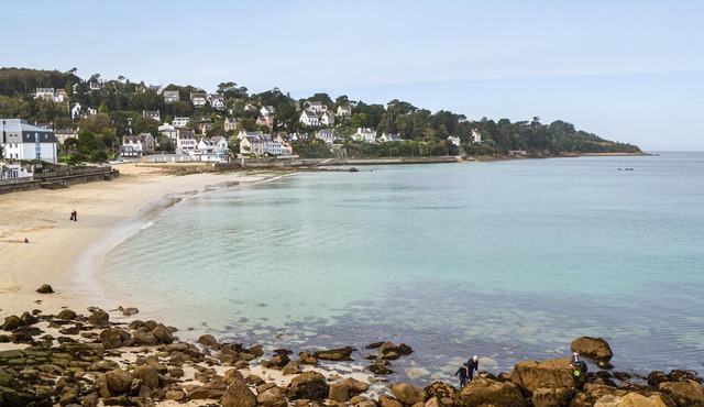 Spacious architect-designed house in quiet surroundings near Dinan.