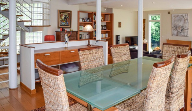 Spacious architect-designed house in quiet surroundings near Dinan.